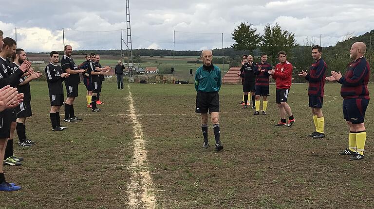 Ein Spalier zum Karriereende: Die Trossenfurter und Hermannsberger Spieler bereiten Alfred Mennel nach Schlusspfiff einen besonderen Abgang. Ein Spalier zum Karriereende: Die Trossenfurter und Hermannsberger Spieler bereiten Alfred Mennel nach Schlusspfiff einen besonderen Abgang.