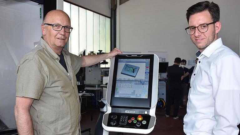 Erlebbar machen wie sich die industrielle Arbeit der Zukunft anfühlt'. Christoph Hoffmann (rechts), Projektleiter der Außenstelle des Fraunhofer-Instituts in Schweinfurt, informiert sich an der Station von Techniker Wolfgang Schmitt. Bei ihm ging es um Verschleiß-Prognose für Werkzeugmaschinen am Beispiel einer Fräsmaschine. Erlebbar machen wie sich die industrielle Arbeit der Zukunft anfühlt'. Christoph Hoffmann (rechts), Projektleiter der Außenstelle des Fraunhofer-Instituts in Schweinfurt, informiert sich an der Station von Techniker Wolfgang Schmitt. Bei ihm ging es um Verschleiß-Prognose für Werkzeugmaschinen am Beispiel einer Fräsmaschine.