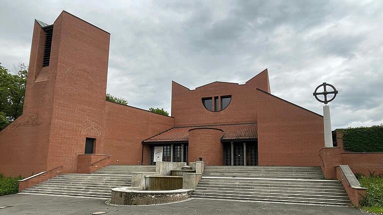 Die St. Michaelskirche bildet den architektonischen und geistlichen Mittelpunkt des Schwanbergs. Die St. Michaelskirche bildet den architektonischen und geistlichen Mittelpunkt des Schwanbergs.
