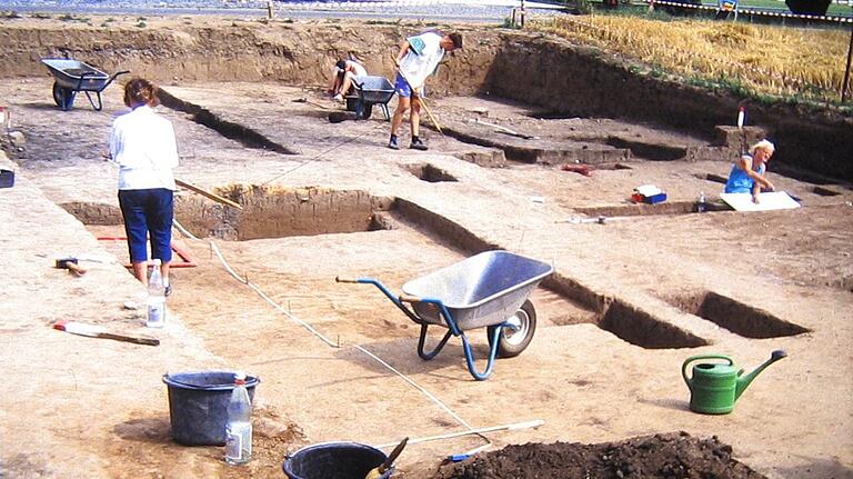 Ausgrabungen in der Karlburger Au im Jahre 1991. Sie brachten zirka 50 Grubenhäuser, typische Werkstatt- und Lagerhäuser zutage. Ausgrabungen in der Karlburger Au im Jahre 1991. Sie brachten zirka 50 Grubenhäuser, typische Werkstatt- und Lagerhäuser zutage.