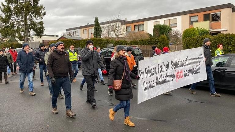 Die Partei 'Die Basis' hatte auch am vergangenen Sonntag eine Demonstration gegen Corona-Maßnahmen und Impfpflicht angemeldet. Rund 1000 Personen zogen durch das Wohngebiet Hochfeld.