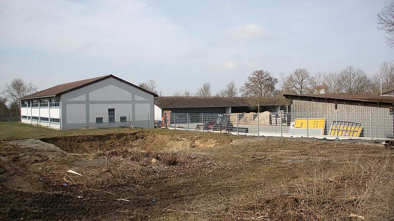 Auf dem Areal der Staatlichen Straßenmeisterei in Rügshofen werden auf dem unbebauten Bereich im Bildvordergrund ein zweigeschossiges Schulungsgebäude sowie eine Halle entstehen. Dem stimmte der Gerolzhöfer Bauausschuss einstimmig zu.