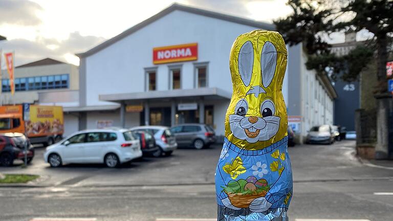 In einer Würzburger Filiale des Discounters Norma gibt es bereits in der ersten Januarwoche Osterhasen aus Schokolade zu kaufen.