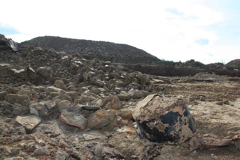 Der Aushub des Straßenbaus hat Metallreste und weiteren Unrat zutage gefördert. Ob von diesem eine Gefahr ausgeht und ob der Boden womöglich verseucht ist, wird nun untersucht.