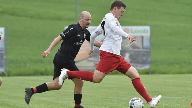 Alexander Erlanov (vorne, hier im Spiel gegen den FC Eibstadt vor einer Woche) und der TSV Bad Königshofen schafften mit dem 2:1-Erfolg gegen den FC Thulba die Überraschung des Spieltages.