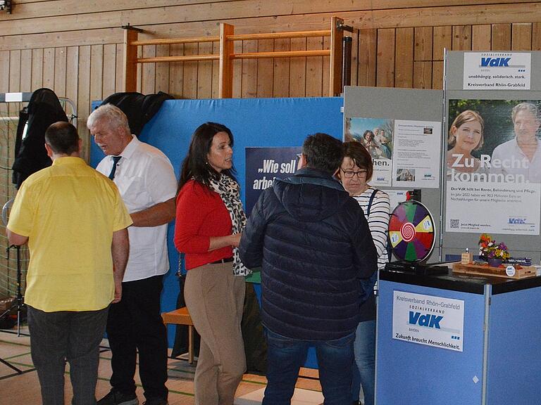 Die Stände der Aussteller beim Gesundheitstag in der Festhalle von Aubstadt waren allesamt gut besucht. Hier gab es kompetente Beratung.