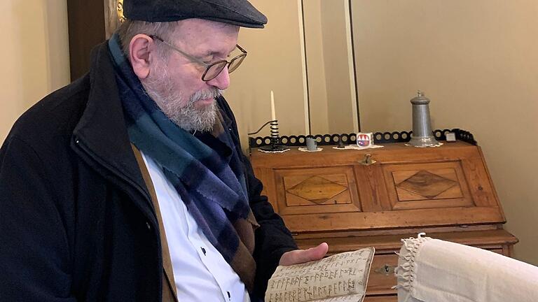 Dialektforscher Professor Rowley beim Studium eines handschriftlichen Wörterbüchleins hebräisch-deutsch. Dialektforscher Professor Rowley beim Studium eines handschriftlichen Wörterbüchleins hebräisch-deutsch.
