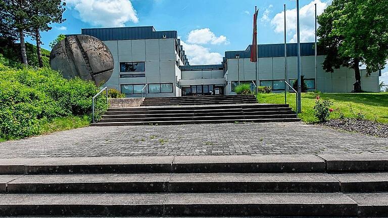 Schonungen will dafür kämpfen, dass die Realschule vor Ort bleibt und nicht nach Schweinfurt umzieht. Dafür gab es im Gemeinderat eine einmütige Zustimmung und massive Kritik am Landkreis und an Landrat Florian Töpper.