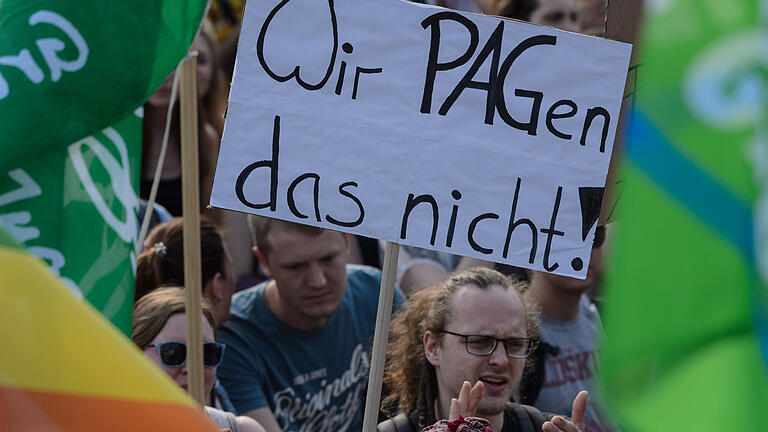 Symbolbild Demonstration gegen das Polizeiaufgabengesetz       -  Symbolbild Demonstration gegen das Polizeiaufgabengesetz.// An die 3000 überwiegend junge Menschen demonstrierten am Samstag (21.04.18) in der Würzburger Innenstadt gegen das geplante Polizeiaufgabengesetz (PAG).