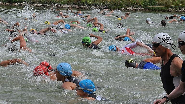 Die Hitze verhinderte eine Rekordbeteiligung. 309 Sportler starten beim 29. Hofheimer Triathlon. Das Schwimmen war sicher die angenehmste Disziplin für die Athleten.