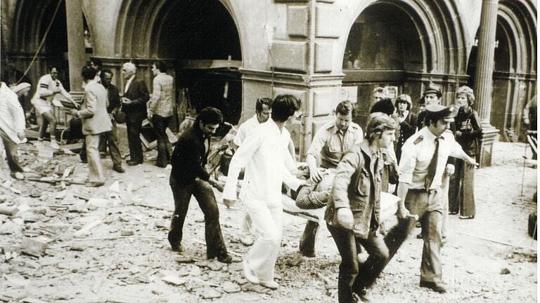 Nach der Gasexplosion am 26. Juni 1978 am Marktplatz in Lohr: Helfer tragen einen Verwundeten zum 250 Meter entfernten Krankenhaus.&nbsp;