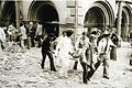 Nach der Gasexplosion am 26. Juni 1978 am Marktplatz in Lohr: Helfer tragen einen Verwundeten zum 250 Meter entfernten Krankenhaus.&nbsp;