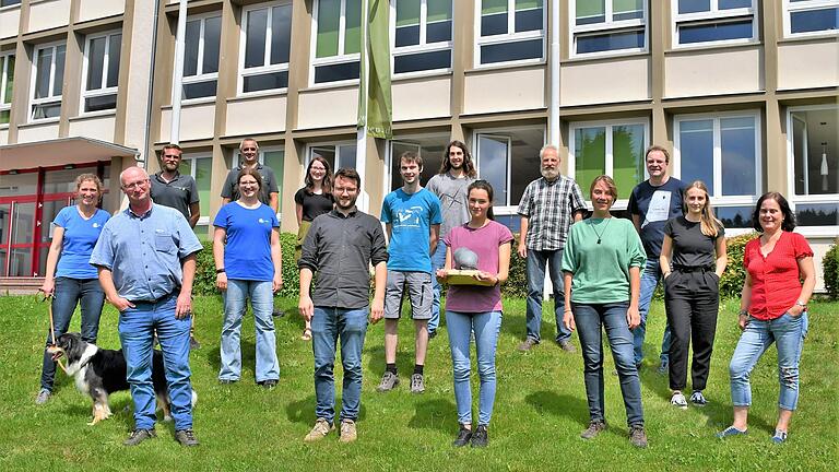 Der Arbeitskreis 'Quellen und Grundwasser' der Deutschen Gesellschaft für Limnologie hat in der Hessischen Verwaltungsstelle des Biosphärenreservats getagt. Mit dabei: Stefan Zaenker (hinten rechts), Janina Goldbach (Bayerische Verwaltung Biosphärenreservat, vorne Mitte) sowie Jonas Thielen und Joachim Walter (hinten von links, HessischeVerwaltung Biosphärenreservat).