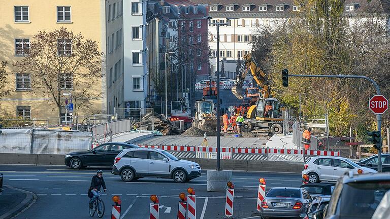 Der Neubau der Siligmüllerbrücke im unteren Frauenland in Würzburg ist schon fast fertig. Im Frühjahr 2023 sollen die Brücke und die Siligmüllerstraße dann durchgängig befahrbar sein.