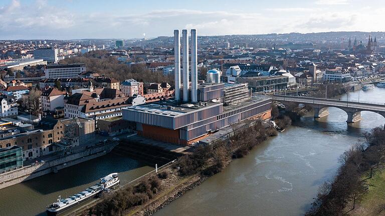 Wie wird in Würzburg künftig geheizt? – Blick auf das Heizkraftwerk am Alten Hafen.