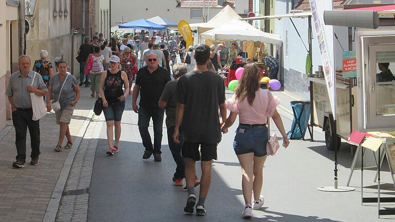 Das Marktfest in Elfershausen wartet: Für Besucherinnen und Besucher gibt es eine Traktor-Rundfahrt und viele andere Attraktionen.