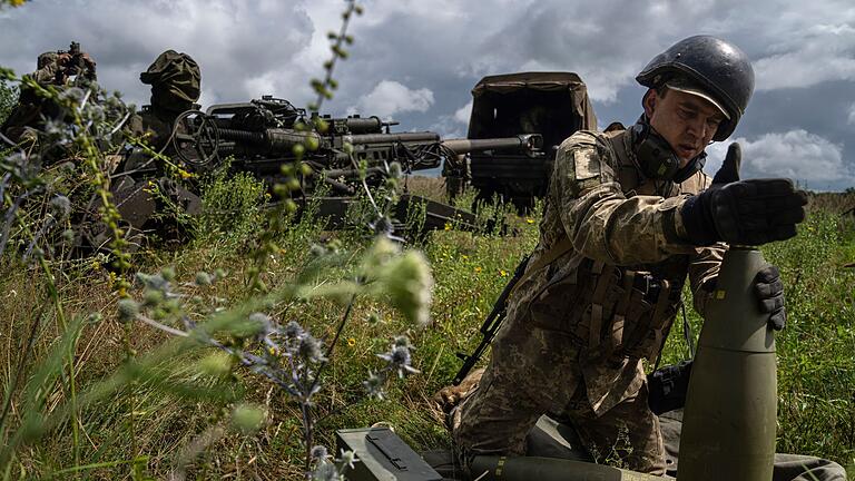 Soldat mit 155-mm-Artilleriegranate       -  Eine von den USA gelieferte Haubitze im Einsatz in der Ukraine. Die USA sind der wichtigste Waffenlieferant des von Russland angegriffenen Landes. (Archivbild)