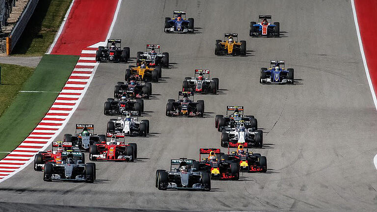 Start - Rosberg (l) fiel am Start von Platz zwei auf Rang drei zurück. Foto: Larry W. Smith Start - Rosberg (l) fiel am Start von Platz zwei auf Rang drei zurück. Foto: Larry W. Smith