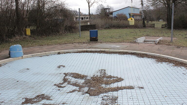 Das Volkacher Freibad im Winterschlaf: Das Babybecken liegt in Volkach in einem eigens abgegrenzten Bereich.