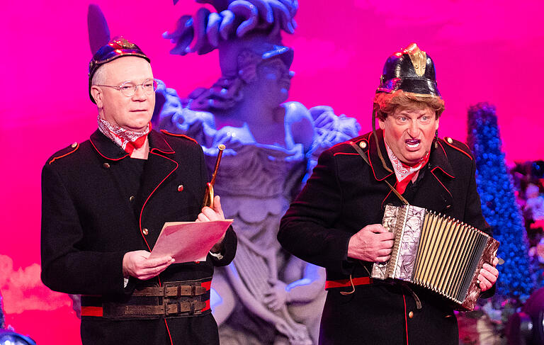 Die Comedians Volker Heißmann (rechts) und Martin Rassau gehören zum Stammpersonal bei&nbsp; 'Fastnacht in Franken'.