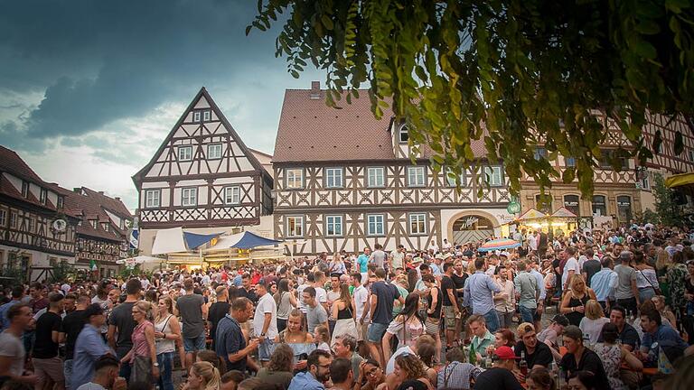 Am Wochenende findet zum 36. Mal das Zeiler Altstadt-Weinfest statt. Wir bieten eine Übersicht darüber, welche Bands auftreten, welche Weine angeboten und wo geparkt werden kann.