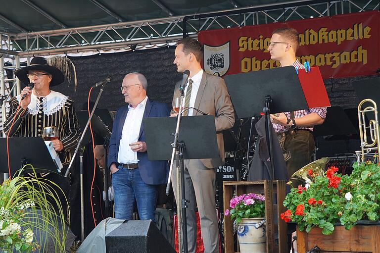 Bei der Eröffnung des Weinfestes in Oberschwarzach (von links) Schlossherr Guido Plener, Bürgermeister Manfred Schötz, Landrat Florian Töpper und Weinfestleiter Michael Bausewein. Bei der Eröffnung des Weinfestes in Oberschwarzach (von links) Schlossherr Guido Plener, Bürgermeister Manfred Schötz, Landrat Florian Töpper und Weinfestleiter Michael Bausewein.