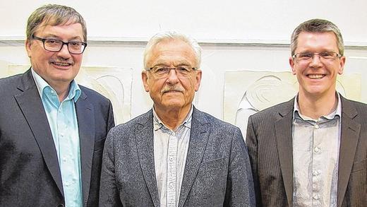 Gaibacher Gespräche: Der Referent József Bogár (Mitte) mit dem Leiter des Franken-Landschulheims Schloss Gaibach, Wolfgang Kremer (links), und dem Organisator der Veranstaltung, Lehrer Martin Redweik (rechts). Gaibacher Gespräche: Der Referent József Bogár (Mitte) mit dem Leiter des Franken-Landschulheims Schloss Gaibach, Wolfgang Kremer (links), und dem Organisator der Veranstaltung, Lehrer Martin Redweik (rechts).