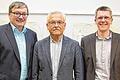 Gaibacher Gespräche: Der Referent József Bogár (Mitte) mit dem Leiter des Franken-Landschulheims Schloss Gaibach, Wolfgang Kremer (links), und dem Organisator der Veranstaltung, Lehrer Martin Redweik (rechts).