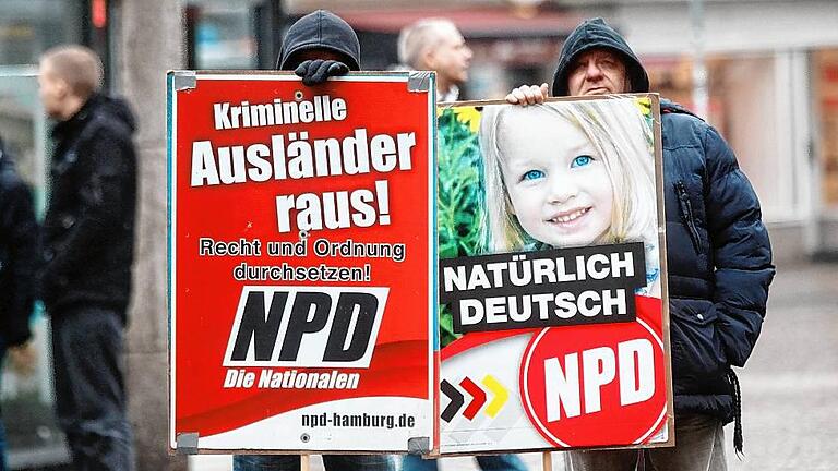 NPD       -  Reicht das, um die Partei zu verbieten? NPD-Mitglieder machen Stimmung gegen Ausländer und Flüchtlinge.