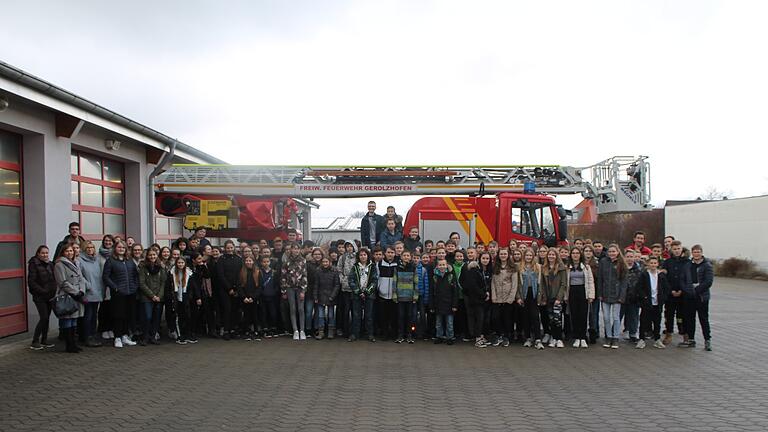Im Bild die Klassen der Ludwig-Derleth-Realschule, die gemeinsam mit ihren Lehrern die Feuerwehr in Gerolzhofen besuchten. Im Bild die Klassen der Ludwig-Derleth-Realschule, die gemeinsam mit ihren Lehrern die Feuerwehr in Gerolzhofen besuchten.
