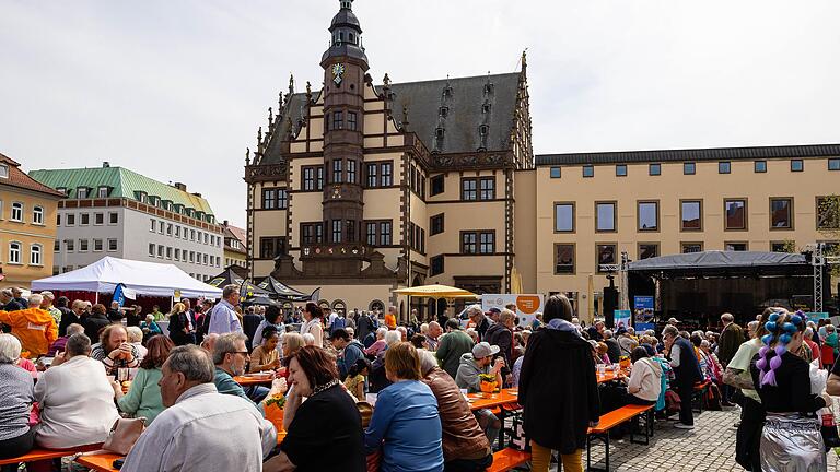 Die Tafel Schweinfurt feierte ihr 20-jähriges Bestehen mit einer 'Langen Tafel' auf dem Marktplatz. Dazu gratuliert im Nachgang nun die Schweinfurter Kindertafel. Die Tafel Schweinfurt feierte ihr 20-jähriges Bestehen mit einer 'Langen Tafel' auf dem Marktplatz. Dazu gratuliert im Nachgang nun die Schweinfurter Kindertafel.