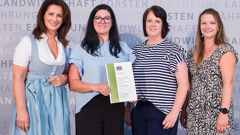 Glückliche Gesichter bei der Urkundenübergabe in München: Michaela Kaniber, Christina Dlugai und Sonja Lutz vom Kindergarten 'An den Linden' sowie Gwendolin Hammer (von links). Glückliche Gesichter bei der Urkundenübergabe in München: Michaela Kaniber, Christina Dlugai und Sonja Lutz vom Kindergarten 'An den Linden' sowie Gwendolin Hammer (von links).