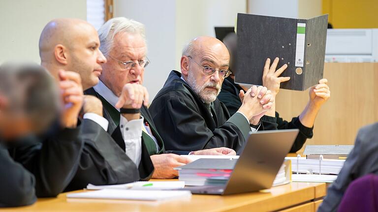 Die Angeklagten mit ihren Verteidigern am zweiten Verhandlungstag Ende November am Amtsgericht Schweinfurt. Die Angeklagten mit ihren Verteidigern am zweiten Verhandlungstag Ende November am Amtsgericht Schweinfurt.