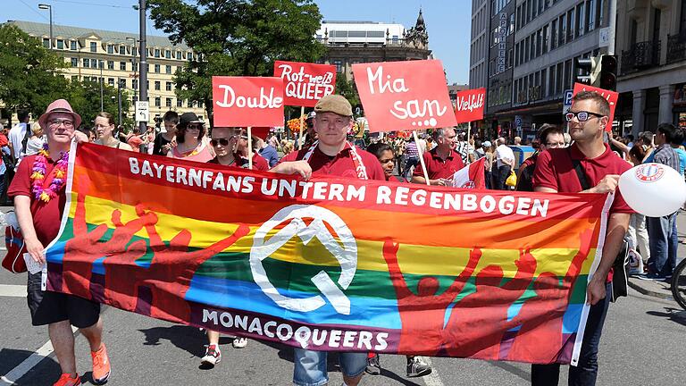 CSD Christopher Street Day am 19 Juli 2014 in München Bayern Fans unterm Regenbogen Monacoque       -  Schwule Fußball-Fans beim Christopher Street Day in München: Homosexuelle Anhänger des FC Bayern stehen zu ihrer Neigung.