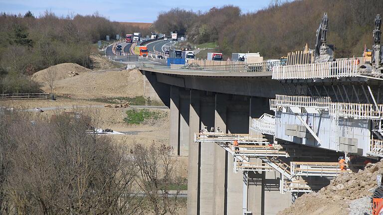 Die Talbrücke Werntal auf der Autobahn A7 bei Gänheim wird derzeit erneuert. Mittlerweile läuft der Verkehr schon auf dem neuen Teilbauwerk, das den heutigen Belastungen entspricht. (Archivfoto) Die Talbrücke Werntal auf der Autobahn A7 bei Gänheim wird derzeit erneuert. Mittlerweile läuft der Verkehr schon auf dem neuen Teilbauwerk, das den heutigen Belastungen entspricht. (Archivfoto)