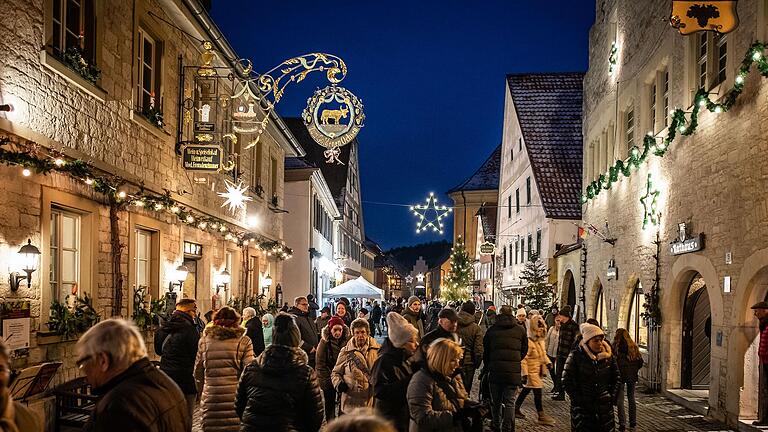 Die Menschen strömten am Wochenende wieder in großen Scharen zum Weihnachtsmarkt in Sommerhausen. Die Menschen strömten am Wochenende wieder in großen Scharen zum Weihnachtsmarkt in Sommerhausen.