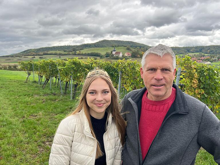 Weinprinzessin Johanna Barthel, hier mit ihrem Vater Martin, berichtet: 'Die hiesige Region hat es besonders erwischt.' Weinprinzessin Johanna Barthel, hier mit ihrem Vater Martin, berichtet: 'Die hiesige Region hat es besonders erwischt.'