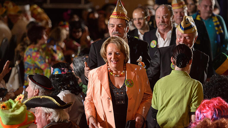 Kitzinger Narren verleihen Schlappmaulorden       -  Die Narren der Kiitzinger Karnevalsgesellschaft feiern am Rosenmontag (08.02.16) mit prominenten Gästen ihre alljährliche Prunksitzung im Dekanatszentrum in Kitzingen. Für ihre verbale Schlagkräftigkeit erhält die ehemalige Justizministerin Sabine Leutheusser Schnarrenberger (FDP) im Rahmen der Sitzung den sogenannten Schlappmaulorden. Die Laudatio übernimmt Parteikollege Wolfgang Kubicki, der vor 2 Jahren mit dem Schlappmaulorden ausgezeichnet worden ist.