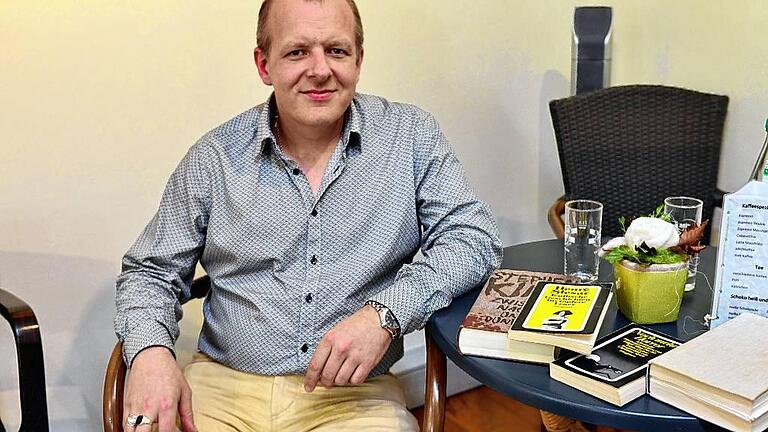 David Henkes ist es gelungen, mit abwechslungsreichen und spannenden Erzählungen seinem Publikum bei „Mellrichstadt liest“ ein interessantes Programm zu bieten. David Henkes ist es gelungen, mit abwechslungsreichen und spannenden Erzählungen seinem Publikum bei „Mellrichstadt liest“ ein interessantes Programm zu bieten.