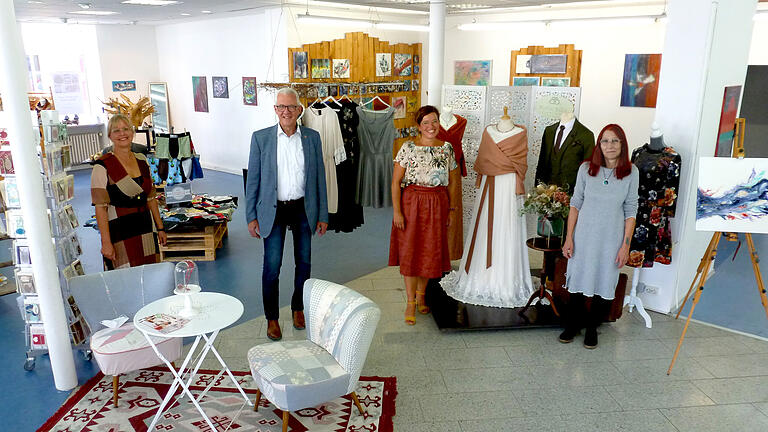 Bürgermeister Günther Werner und Silke Brochloß-Gerner (Leiterin Kultur, Tourismus und Stadtmarketing) mit Berit Busch und Edith Reuß im [ZwischenRAUM].