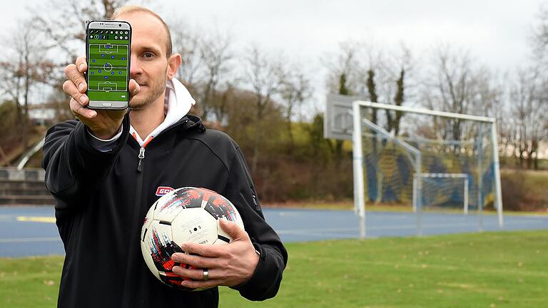 Setzt in Sachen Trainerjob auf sein Smartphone und viele Gespräche: Florian Hetzel, Spielertrainer des Schweinfurter Kreisligisten TSV Grettstadt. Setzt in Sachen Trainerjob auf sein Smartphone und viele Gespräche: Florian Hetzel, Spielertrainer des Schweinfurter Kreisligisten TSV Grettstadt.