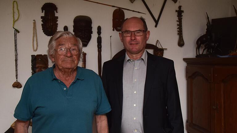 Bürgermeister Roland Hoh (rechts) gratulierte Egon Paukstat zum 90. Geburtstag. Bürgermeister Roland Hoh (rechts) gratulierte Egon Paukstat zum 90. Geburtstag.