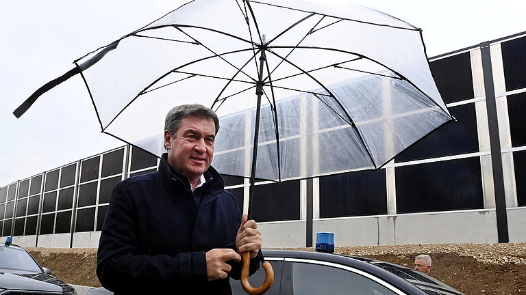 Ministerpräsident Markus Söder in Meitingen.jpeg - Nicht im Regen stehen lassen: Bayerns Ministerpräsident Markus Söder warb kürzlich auch in Meitingen für eine Entlastung von Industriekonzernen bei den Strompreisen. Ministerpräsident Markus Söder in Meitingen.jpeg - Nicht im Regen stehen lassen: Bayerns Ministerpräsident Markus Söder warb kürzlich auch in Meitingen für eine Entlastung von Industriekonzernen bei den Strompreisen.
