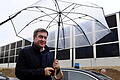 Ministerpräsident Markus Söder in Meitingen.jpeg       -  Nicht im Regen stehen lassen: Bayerns Ministerpräsident Markus Söder warb kürzlich auch in Meitingen für eine Entlastung von Industriekonzernen bei den Strompreisen.