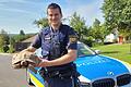 Der Bad Neustädter Polizist Moritz Fleckenstein mit Schildkröte Susi. Das ausgebüxte Tier rief die Polizei in Reyersbach auf den Plan.&nbsp;