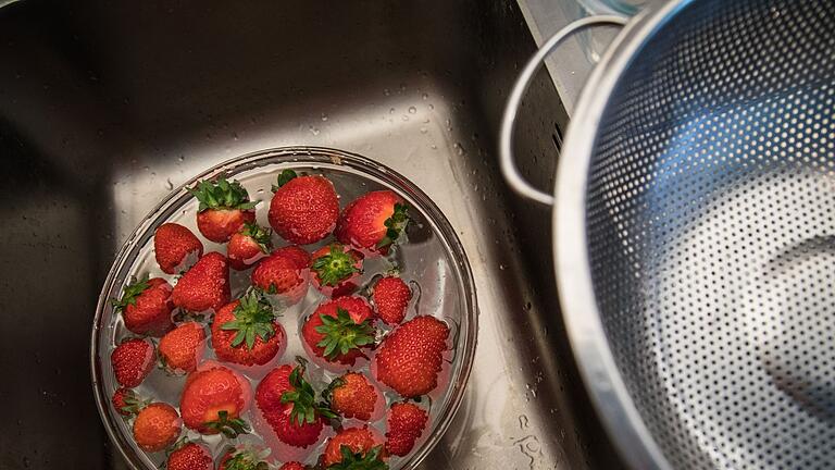 Erdbeeren im Essigbad - Schritt 2: Erdbeeren für zwei bis drei Minuten in das Essigwasser legen. Erdbeeren im Essigbad - Schritt 2: Erdbeeren für zwei bis drei Minuten in das Essigwasser legen.