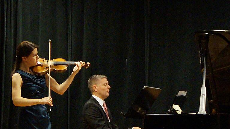 Umjubelt: Anna Sophie Dauenhauer und Lukas Maria Kuen lieferten im Rahmen der Rügheimer Meisterkonzerte Kammermusik in Vollendung.