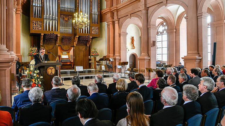 Stiftungsfest der Universität in der Neubaukirche mit der Verleihung von mehreren Auszeichnungen, musikalisch gestaltet vom Akademischen Orchester. Stiftungsfest der Universität in der Neubaukirche mit der Verleihung von mehreren Auszeichnungen, musikalisch gestaltet vom Akademischen Orchester. 