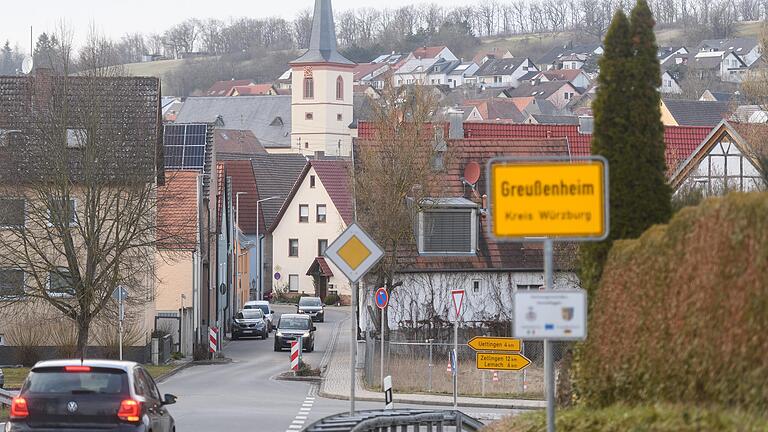 Blick auf den Ortseingang von Greußenheim. Innerhalb von nur acht Monaten hatte Bürgermeisterin Karin Kuhn die Bevölkerung zur zweiten Bürgerversammlung in die Geisberghalle geladen. Blick auf den Ortseingang von Greußenheim. Innerhalb von nur acht Monaten hatte Bürgermeisterin Karin Kuhn die Bevölkerung zur zweiten Bürgerversammlung in die Geisberghalle geladen.