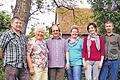 Jubiläumsbesuch: 20 Jahre Rumänienhilfe Sömmersdorf und 25 Jahre Rumänienhilfe Elmar Karl in Bibergau waren Anlass für den Besuch einiger rumänischer Partner bei Elisabeth Seemann in Sömmersdorf: (von links) László Kastal (Bildungshaus St. Benedikt in Gheorgheni), Elisabeth Seemann, László Fodor (Caritas-Zentrallager Gheorgheni), Edit Günther (Caritas-Zentrallager), Aranka Baricz (Bildungshaus) und László Bezsö (Fotograf).